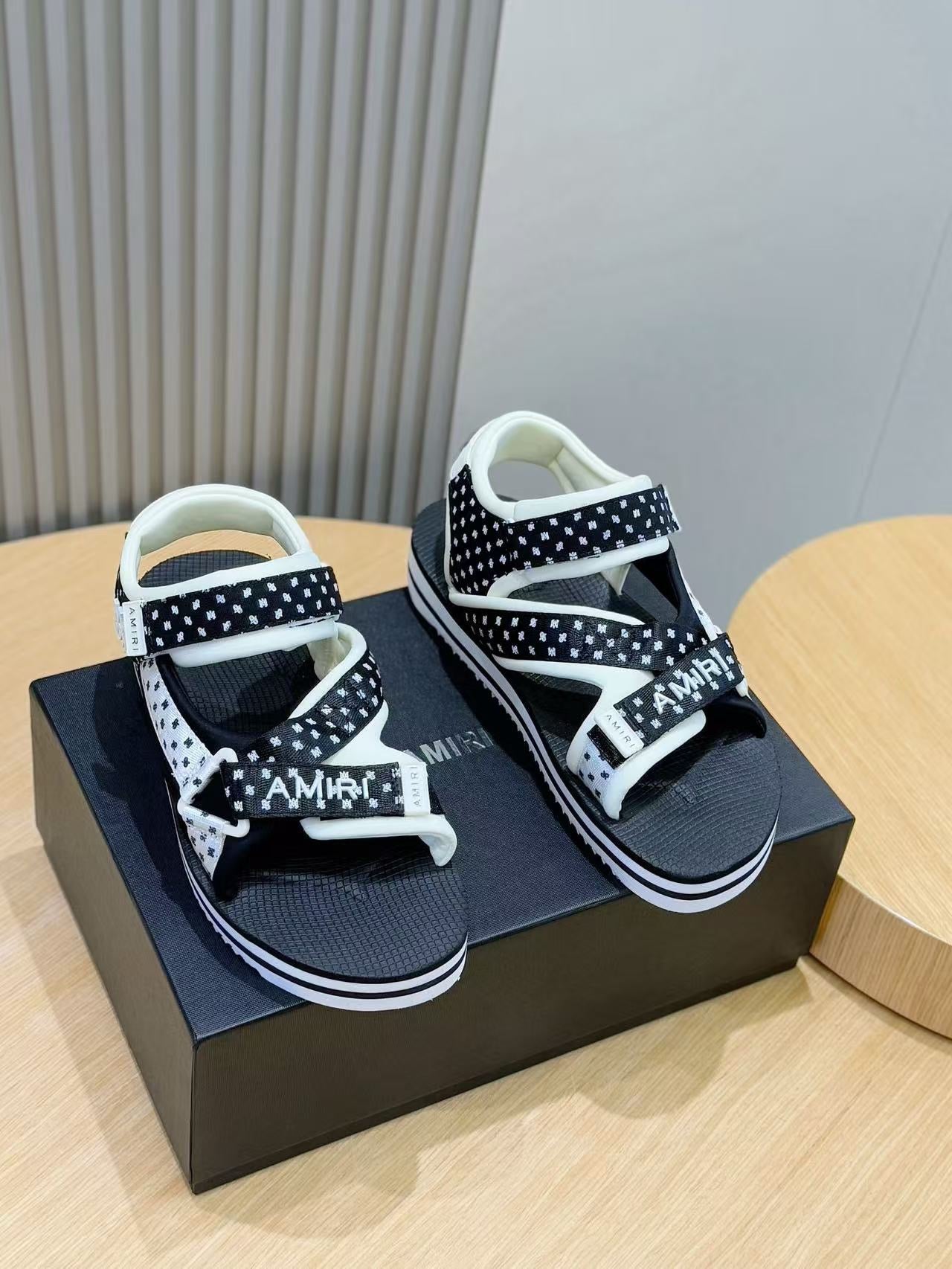 Ami slippers