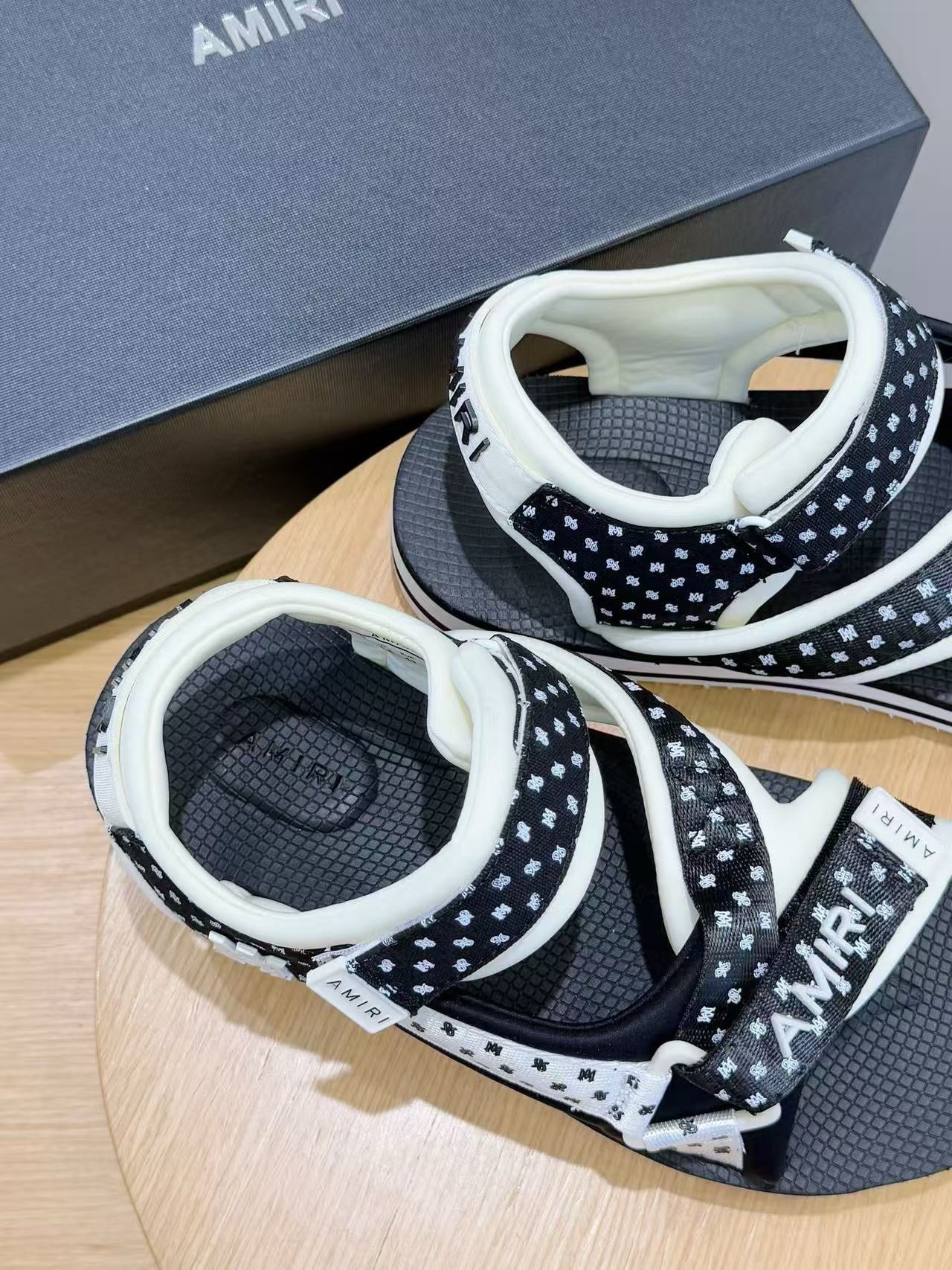 Ami slippers