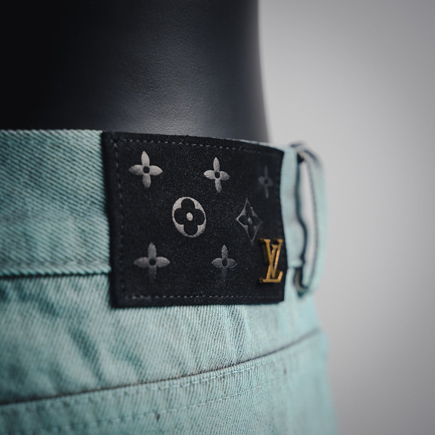 1V 24fw embroidered jeans
