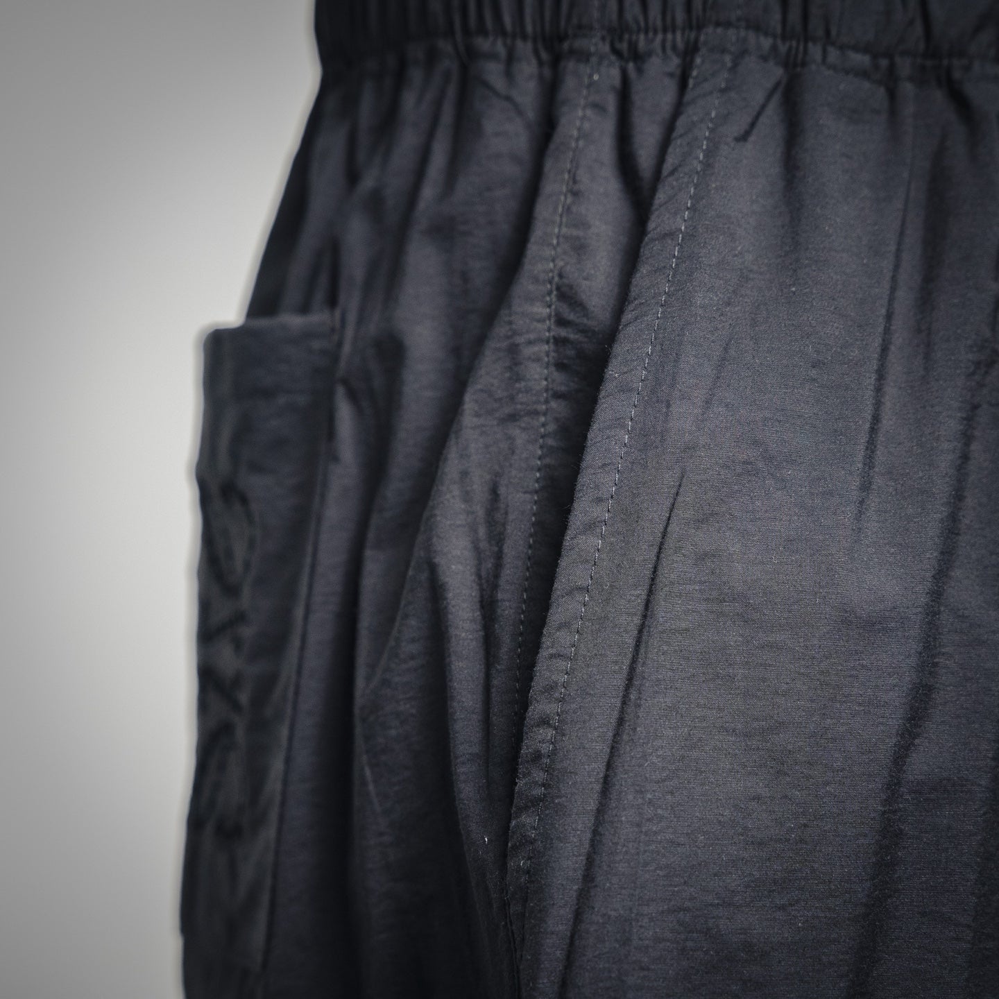 Loe embroidered short