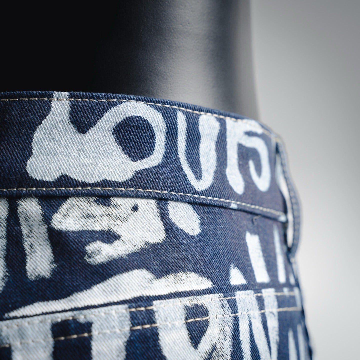 Louis 25fw grafflti jeans