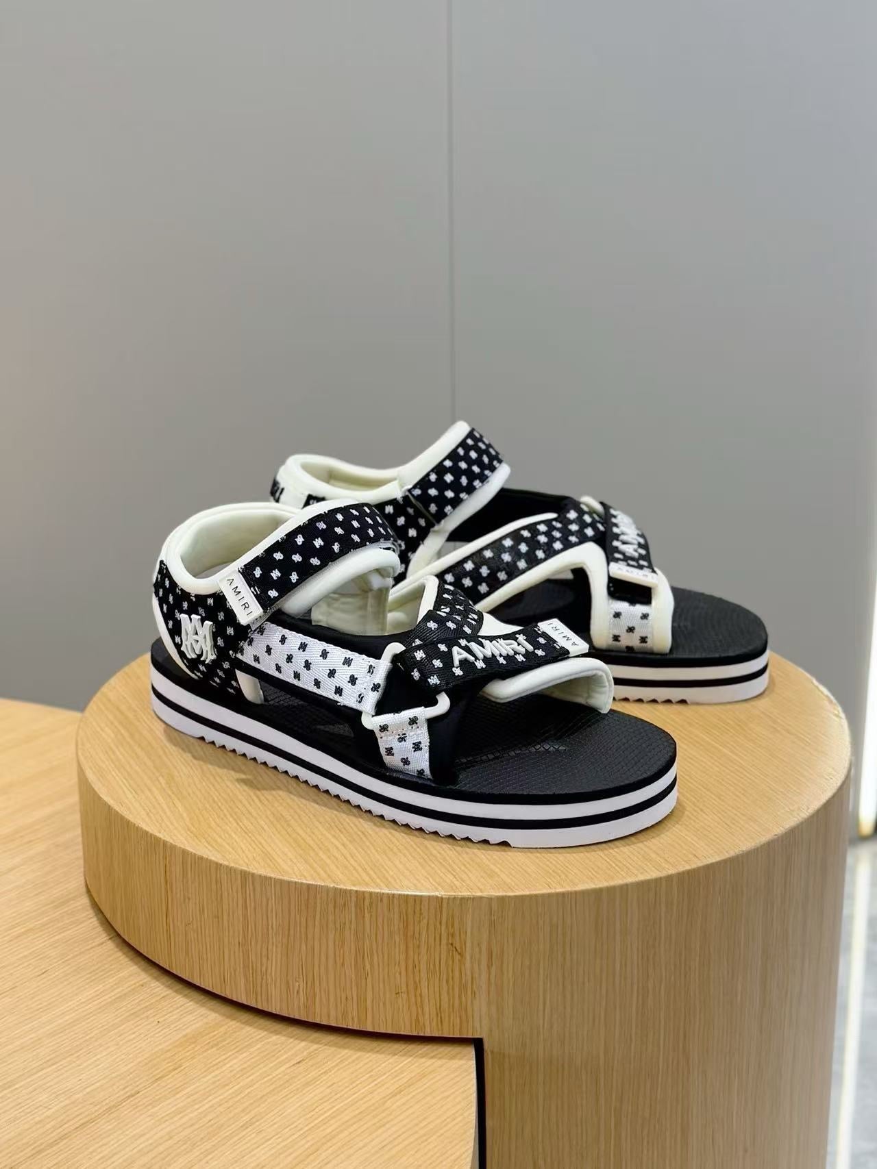 Ami slippers