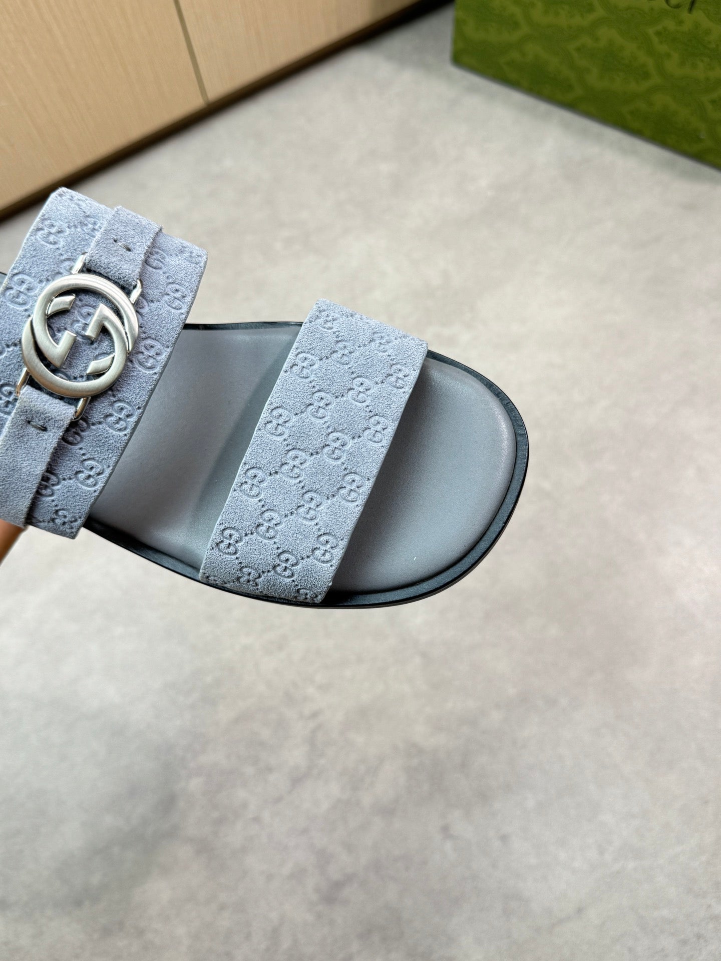guc 25ss leather slippers