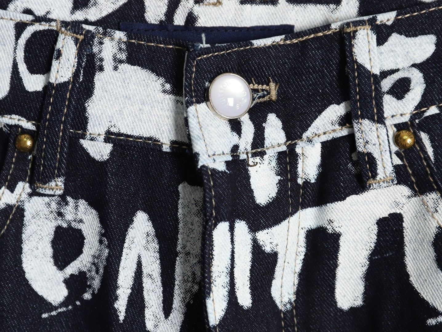 Louis 25fw grafflti jeans
