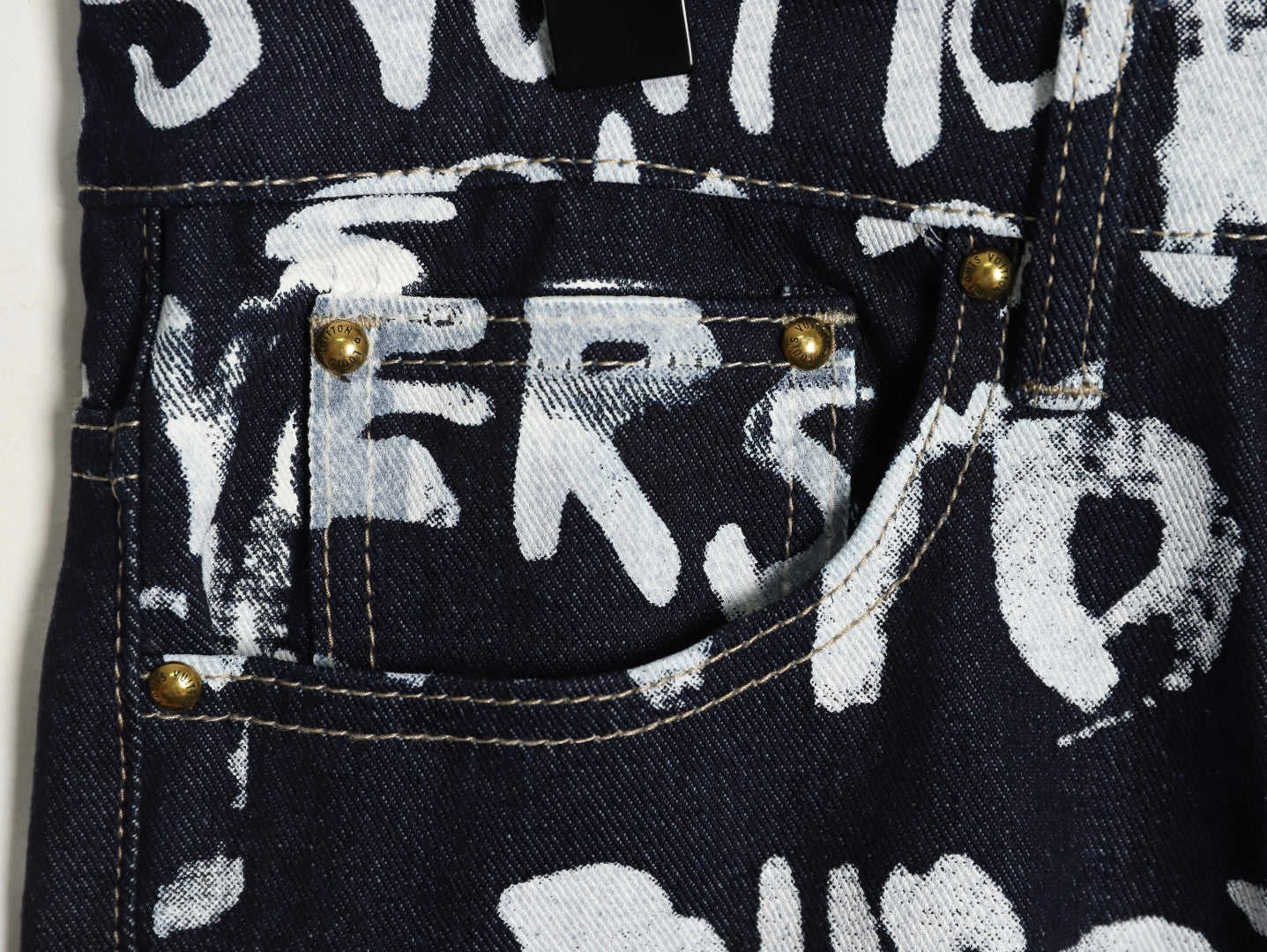 Louis 25fw grafflti jeans