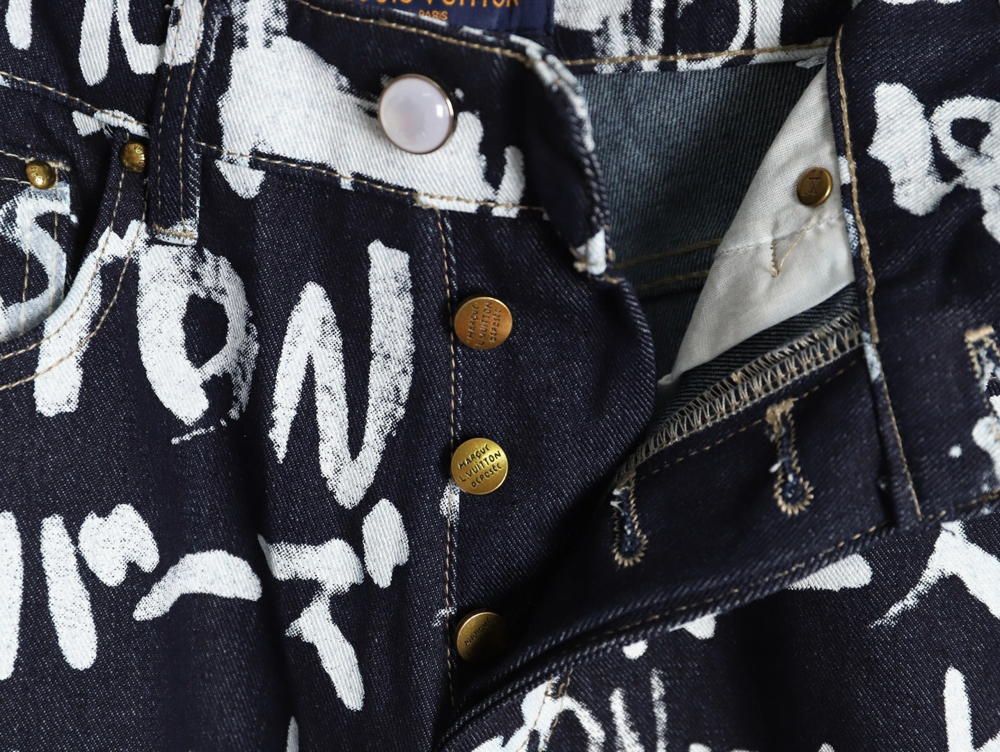 Louis 25fw grafflti jeans