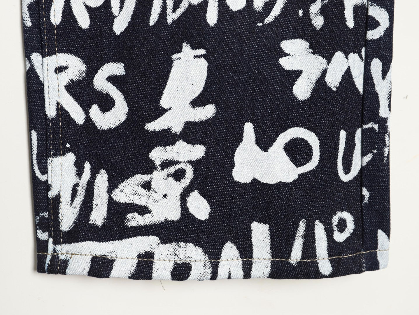 Louis 25fw grafflti jeans
