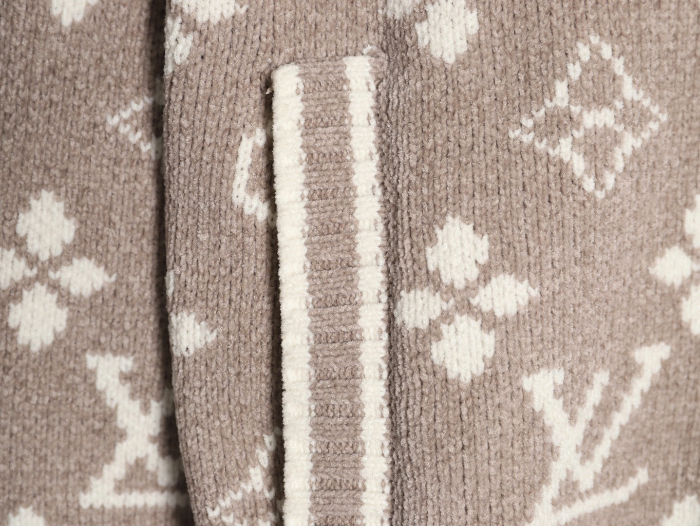 Louis 25fw cardigan sweater